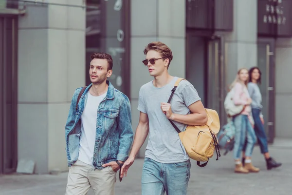 Retrato Jóvenes Viajeros Con Mochilas Caminando Por Calle Ciudad — Foto de Stock