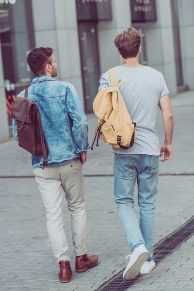 Vista Trasera Los Viajeros Con Mochilas Caminando Por Calle Ciudad —  Fotos de Stock