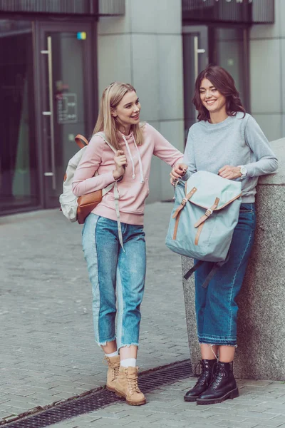 Aantrekkelijke Vrouwen Met Rugzakken Stad Straat Tijdens Reis — Stockfoto