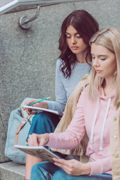 Young Women Notebooks Resting City Steps Journey — Free Stock Photo