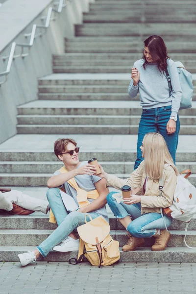 Kadınlar New City Şehir Basamaklarda Arkadaş Için Kahve Getirdim — Ücretsiz Stok Fotoğraf