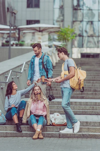 Hombres Trajeron Café Para Los Amigos Las Escaleras Calle Nueva — Foto de stock gratis