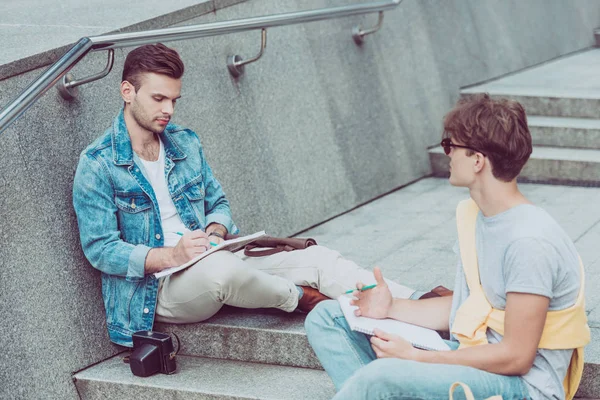 Jóvenes Con Cuadernos Sentados Los Escalones Ciudad Nueva Ciudad — Foto de Stock