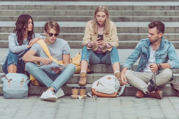 Young Tourists Resting Steps Street New City — Stock Photo, Image