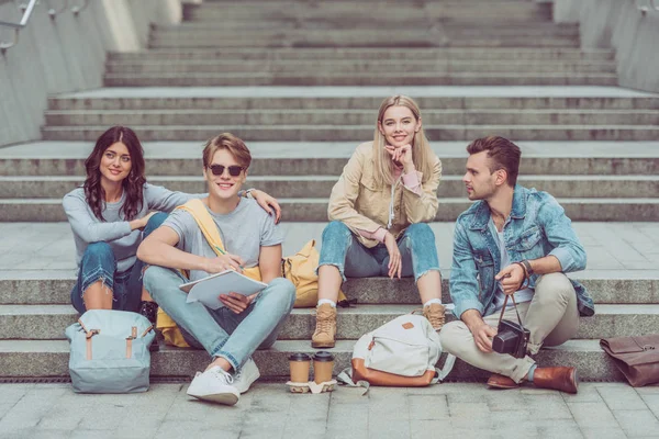 Turistas Jóvenes Descansando Los Escalones Calle Nueva Ciudad — Foto de Stock