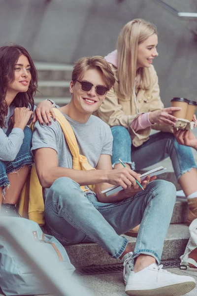 Friends Resting City Steps While Traveling Together — Free Stock Photo