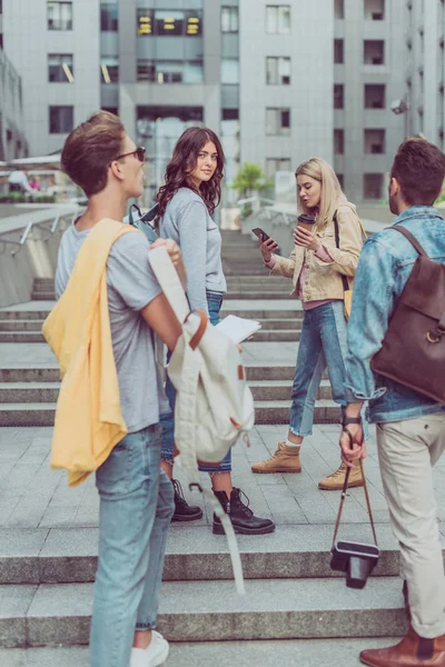 Jóvenes Amigos Explorando Nueva Ciudad Juntos Mientras Viajan — Foto de Stock