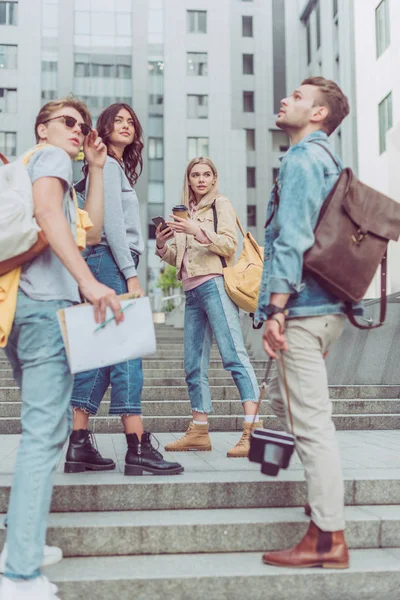 Группа Молодых Туристов Рюкзаками Стоящими Улице Новом Городе — Бесплатное стоковое фото