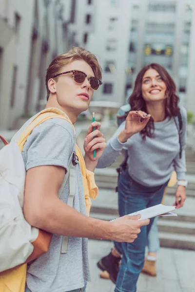 Junge Touristen Erkunden Gemeinsam Neue Stadt — kostenloses Stockfoto