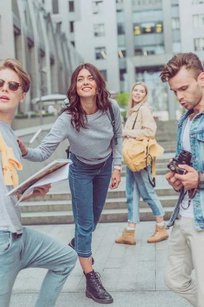 Gruppe Junger Touristen Mit Rucksäcken Steht Auf Der Straße Der — Stockfoto