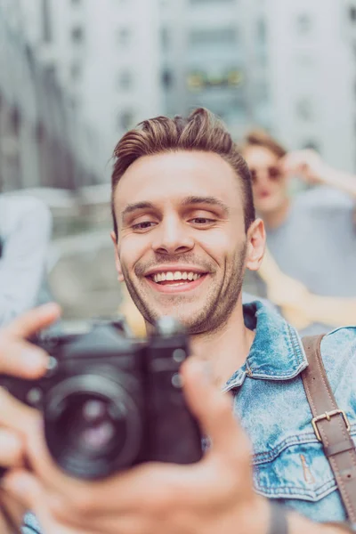Selective Focus Smiling Man Photo Camera Traveling New City — Free Stock Photo