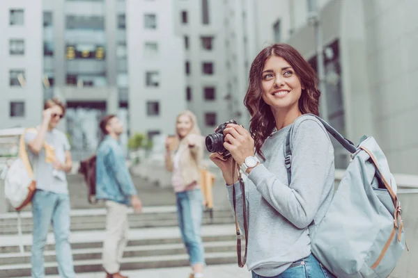 Glimlachend Vrouwelijke Fotograaf Met Camera Lopen Stad Met Vrienden — Stockfoto