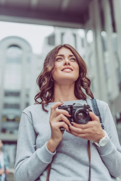 Όμορφη Μελαχρινή Τουρίστας Φωτογραφική Μηχανή Φωτογραφιών Στην Πόλη — Φωτογραφία Αρχείου