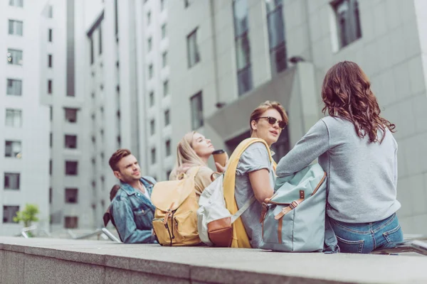 Jeunes Couples Élégants Sur Les Voyageurs Parlant Assis Dans Ville — Photo