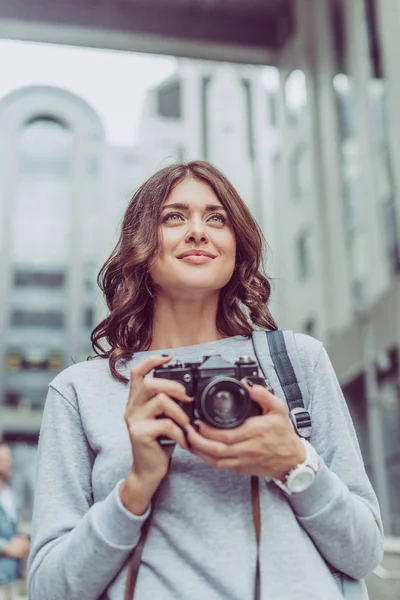 Šťastné Ženy Turista Fotoaparátem Městě — Stock fotografie