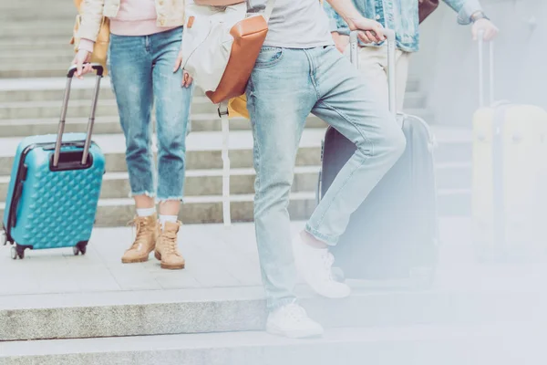 Beskuren Bild Unga Resenärer Med Ryggsäckar Och Resväskor Trappor — Stockfoto