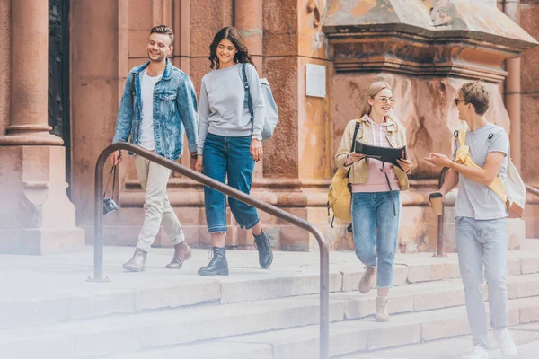 Turistas Jóvenes Con Mapa Caminando Ciudad — Foto de Stock