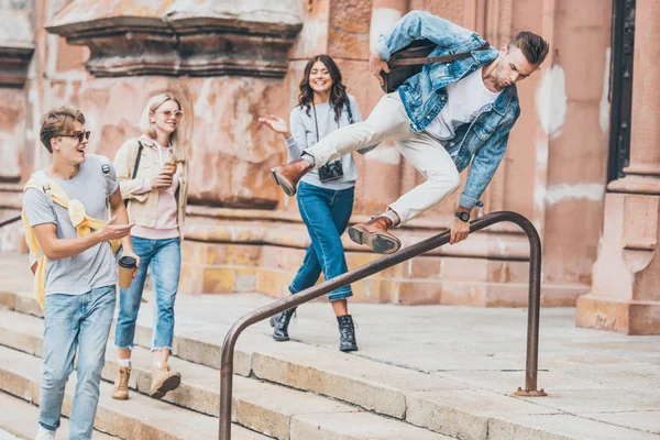 Jonge Stijlvolle Vrienden Wandelen Stad Terwijl Man Springen Reling — Stockfoto