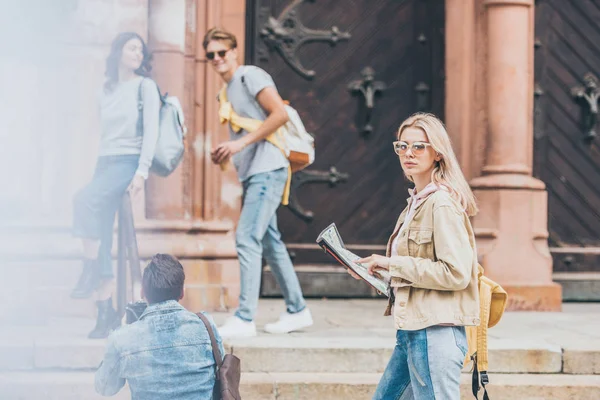 Jonge Vrienden Met Plattegrond Camera Lopen Samen Stad — Gratis stockfoto