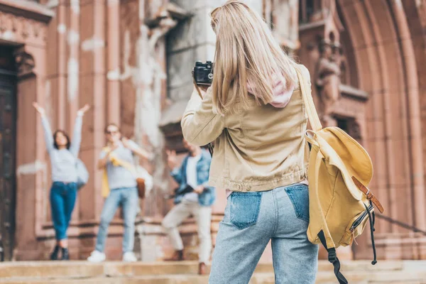 Blonde Woman Taking Photo Tourists Camera City — Stock Photo, Image