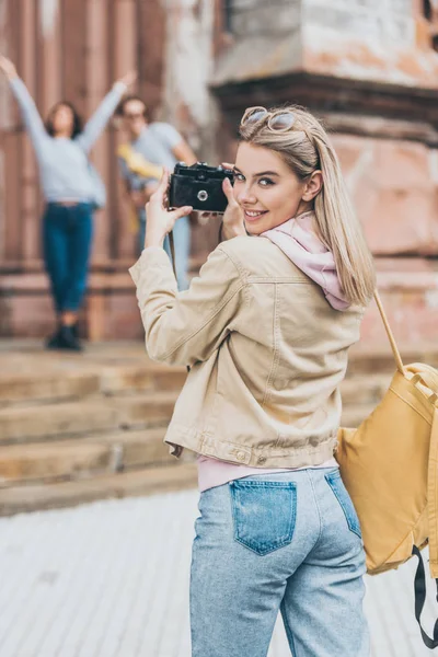 Chica Sonriente Tomando Fotos Amigos Cámara Ciudad — Foto de Stock