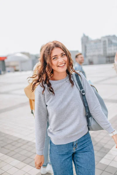 Ελκυστική Κοπέλα Χαρούμενο Γελώντας Και Περπάτημα Σακίδιο Στην Αστική Πόλη — Δωρεάν Φωτογραφία