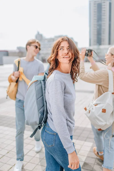 市内で友人たちと歩く美しいブルネット旅行者  — 無料ストックフォト