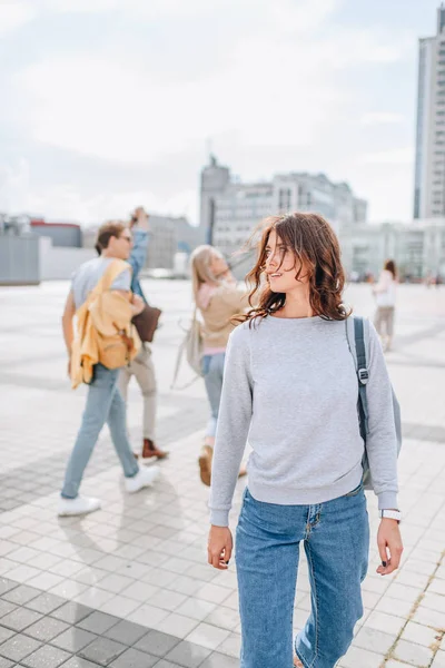 Brunette Meisje Lopen Samen Met Vrienden Stad — Stockfoto