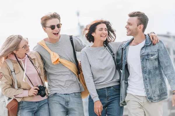 Young Happy Tourists Hugging Walking City — Free Stock Photo