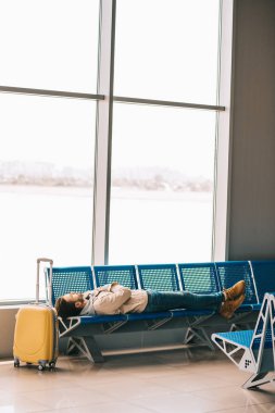 süre servis için Havaalanı terminal uçuşta koltuklarda yatan genç adam 