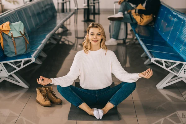Girl Meditating Lotus Position Smiling Camera While Waiting Airport Terminal — Stock Photo, Image