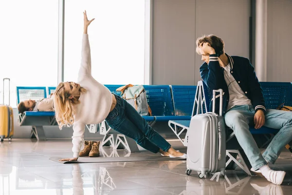 Güzel Kızı Pratik Yoga Sırasında Bekleyen Uçuş Airport Terminal — Stok fotoğraf