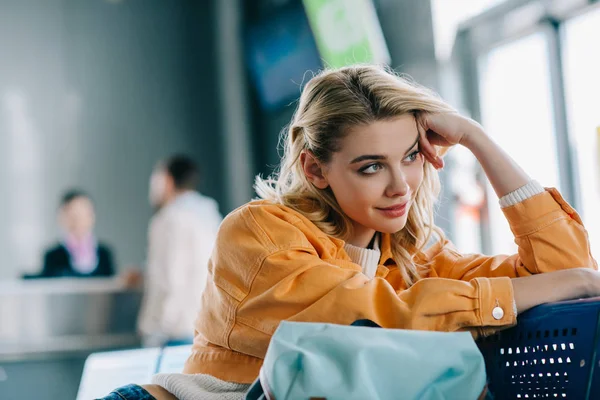Cantik Tersenyum Gadis Duduk Dan Memandang Jauh Terminal Bandara — Stok Foto