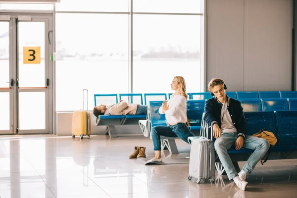 Jovem Praticando Ioga Enquanto Espera Por Voo Terminal Aeroporto — Fotografia de Stock