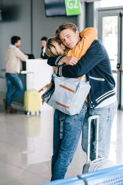 Jovem Casal Emocional Amor Abraçando Aeroporto — Fotografia de Stock Grátis