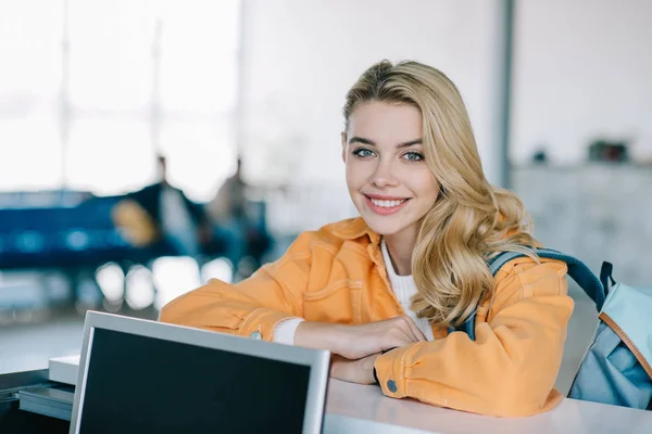 Wanita Muda Yang Cantik Bersandar Meja Check Dan Tersenyum Depan — Stok Foto