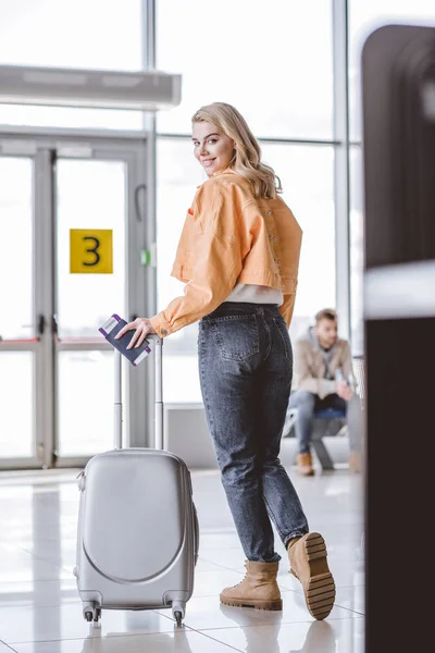 Jovem Atraente Com Passaporte Cartão Embarque Mala Sorrindo Para Câmera — Fotografia de Stock