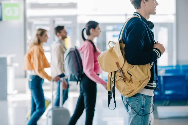 Vista Lateral Los Jóvenes Con Equipaje Terminal Del Aeropuerto — Foto de Stock