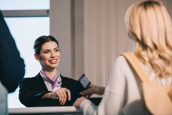 Обрезанный Снимок Работника Аэропорта Выдающего Паспорт Посадочным Талоном Молодой Женщине — Бесплатное стоковое фото