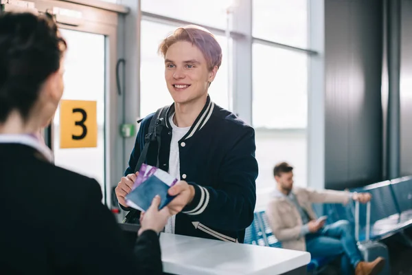 Tiro Recortado Homem Sorridente Dando Passaporte Para Pessoal Aeroporto — Fotografia de Stock