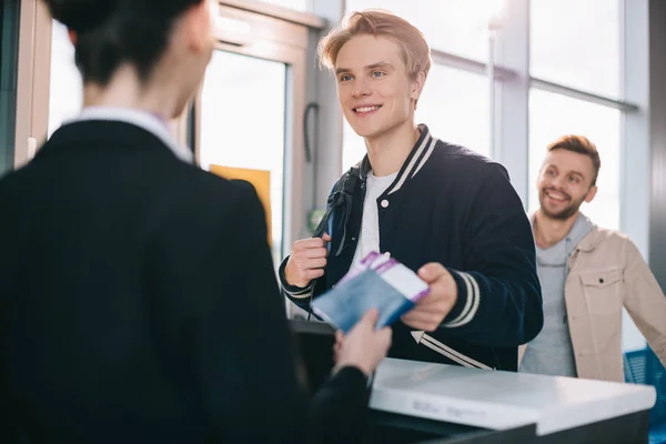 Schnappschuss Eines Lächelnden Jungen Mannes Der Arbeiter Check Schalter Flughafen — Stockfoto