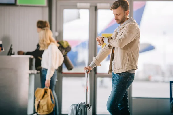 Jonge Man Met Koffer Controle Horloge Luchthaven — Stockfoto