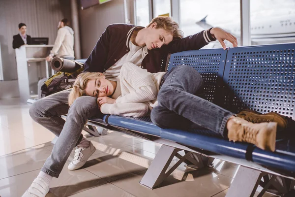 Jovem Casal Dormindo Juntos Enquanto Espera Por Voo Terminal Aeroporto — Fotografia de Stock