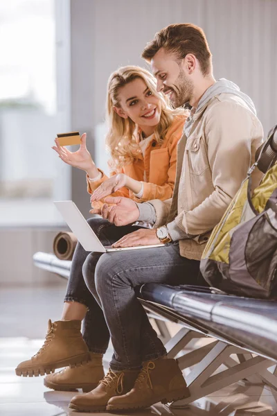 Smiling Young Woman Showing Credit Card Happy Man Using Laptop — Stock Photo, Image