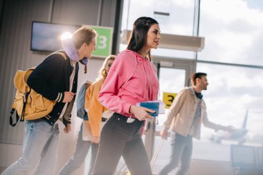 belgeler ve Bagaj içinde Havaalanı terminal tutan gençler