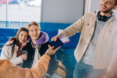 havaalanında pasaport ve biniş beklerken tutan arkadaşlar kırpılmış atış  