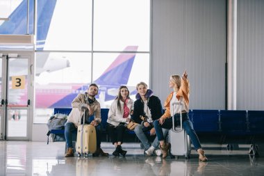 havaalanında beklerken terminal genç insanlar  