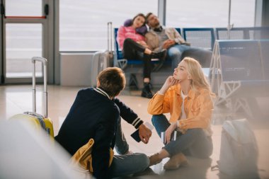 gençlerle Havaalanı terminal bekleyen Bagaj