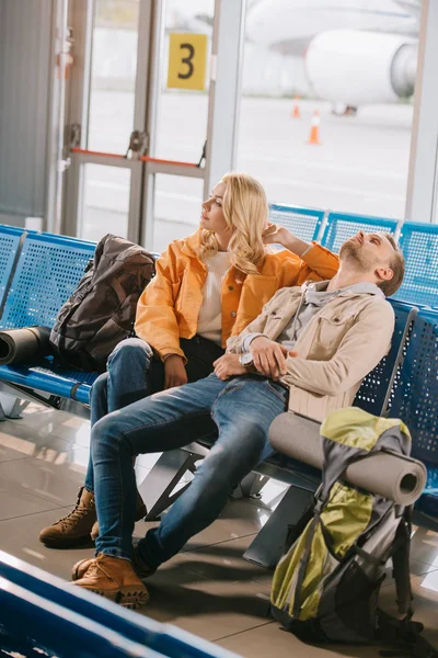 Visão Alto Ângulo Jovens Entediados Espera Voo Terminal Aeroporto — Fotos gratuitas