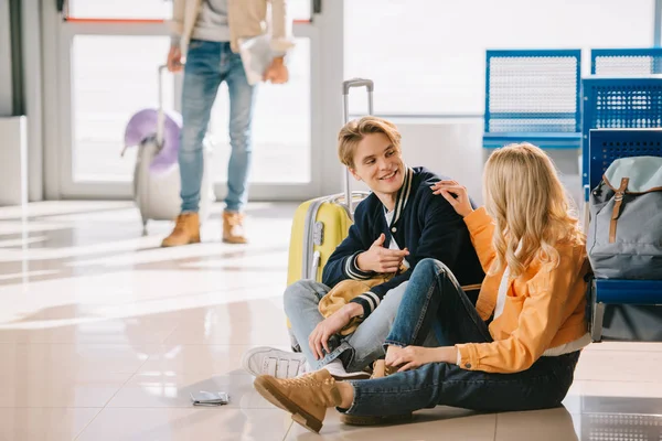 Jovens Conversando Sorrindo Uns Aos Outros Enquanto Sentados Chão Esperando — Fotografia de Stock